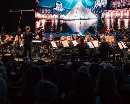 Die Bergkapelle Leoben-Seegraben spielt auf der Bühne ein Konzert.