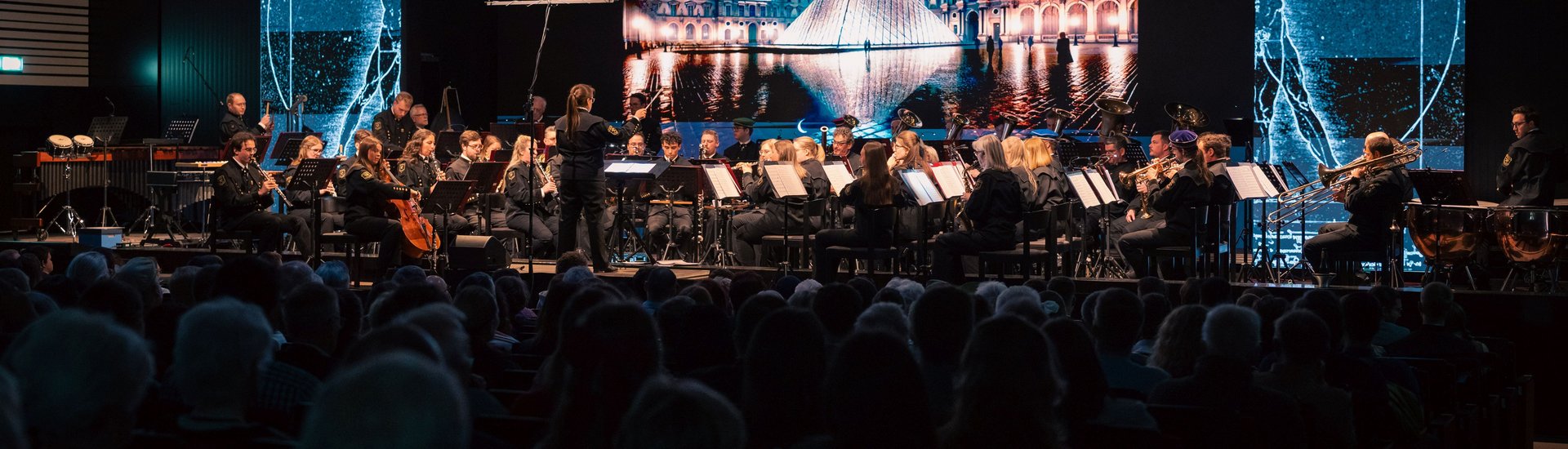 Die Bergkapelle Leoben-Seegraben spielt auf der Bühne ein Konzert.