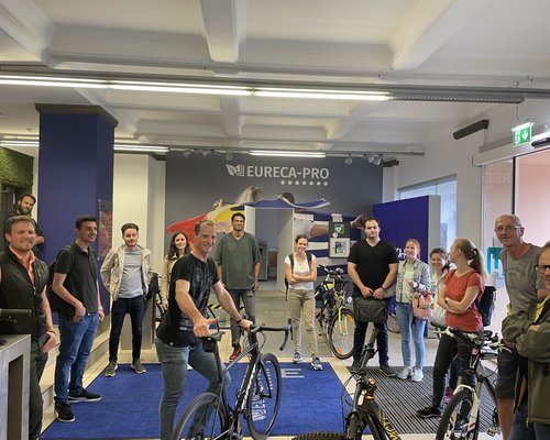 Usi-Leiter Bernd Tauderer zeigt den Teilnehmer*innen beim Workshop "Selber schrauben" Trciks für kleine Reparaturen am Fahrrad.