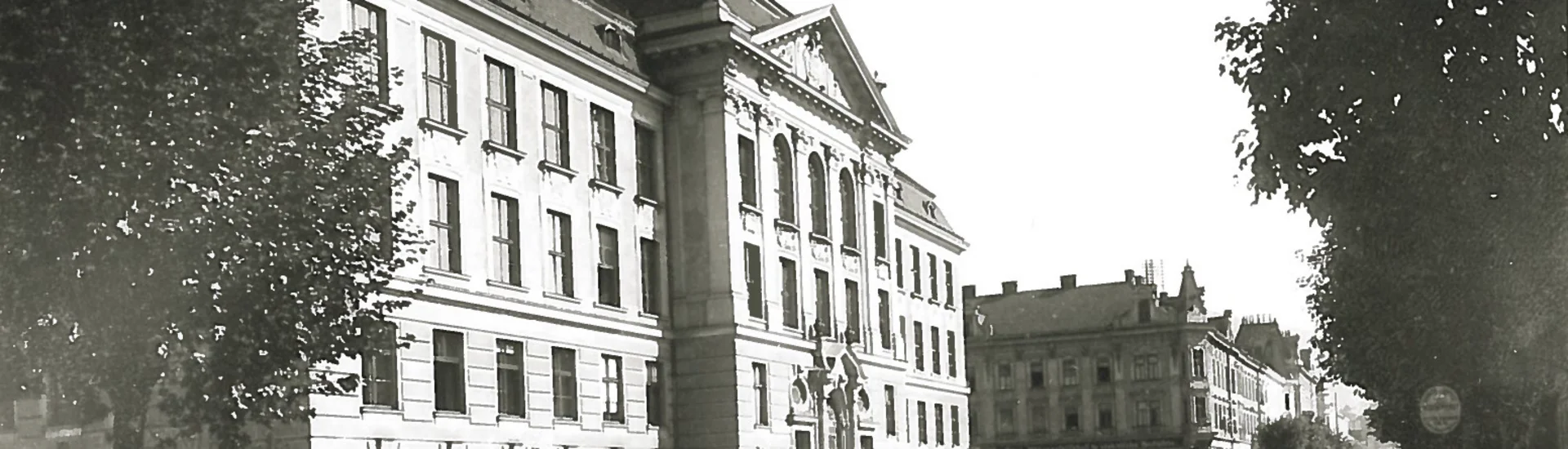 Hauptgebäude um1920 (Stadtarchiv Leoben)