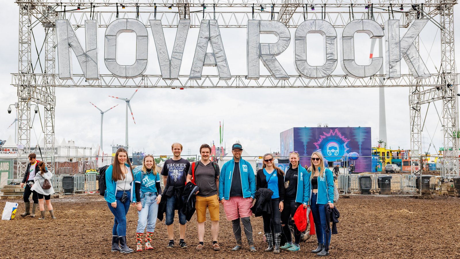 Gruppe von jungen Menschen am Nova Rock Festival