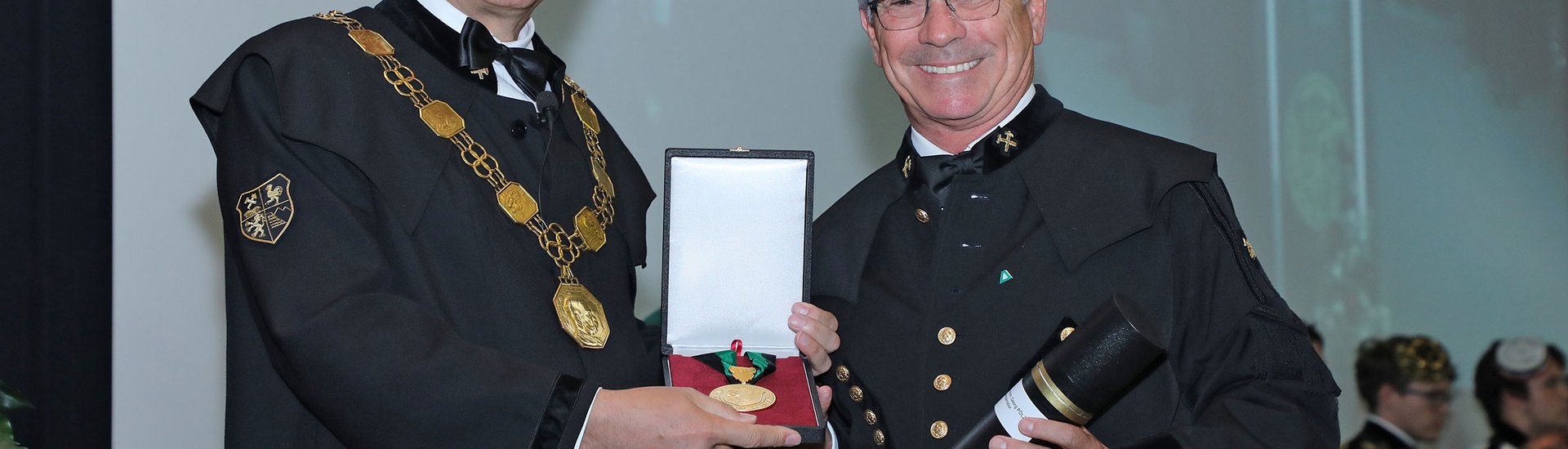Rektor Wilfried Eichlseder und Dr. Georg Pölzl bei der Verleihung der Würde eines Ehrensenators auf der Bühne im Erzherzog-Johann-Auditorium