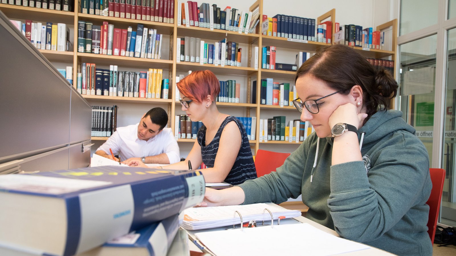 Studierende beim Lernen in der Bibliothek