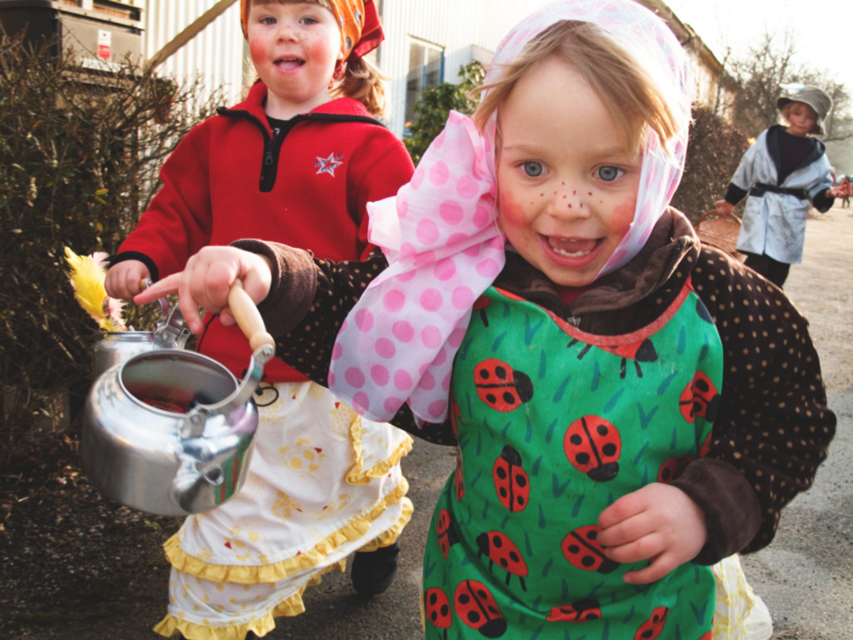 Kids_dressed_up_as_Easter_witches_in_Sweden