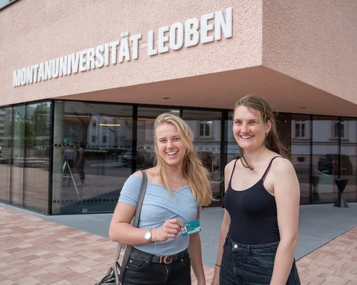 2 Studentinnen die vor dem Studienzentrum der Montanuniversität Leoben sind