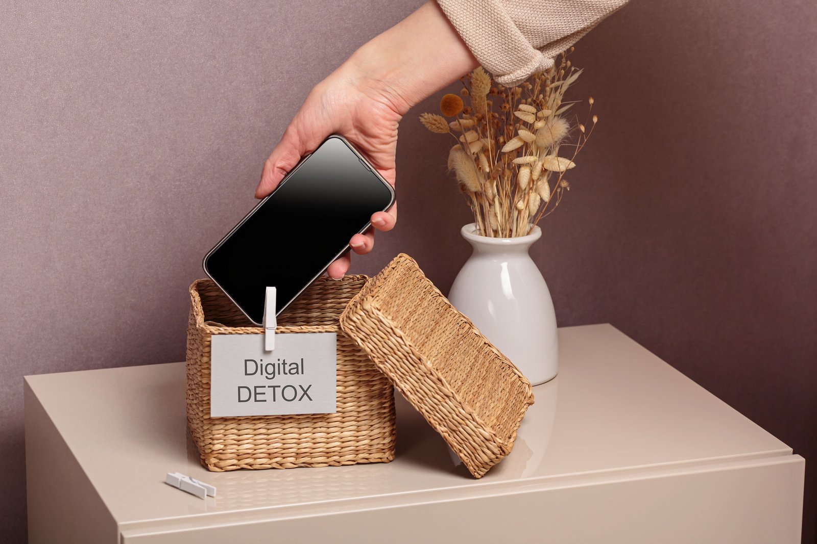 Versuche diesen Sommer einen "Digital Detox". Foto: © envato/svittlana woman-putting-phone-into-box-with-different-gadget-2025-03-18-16-35-58-utc