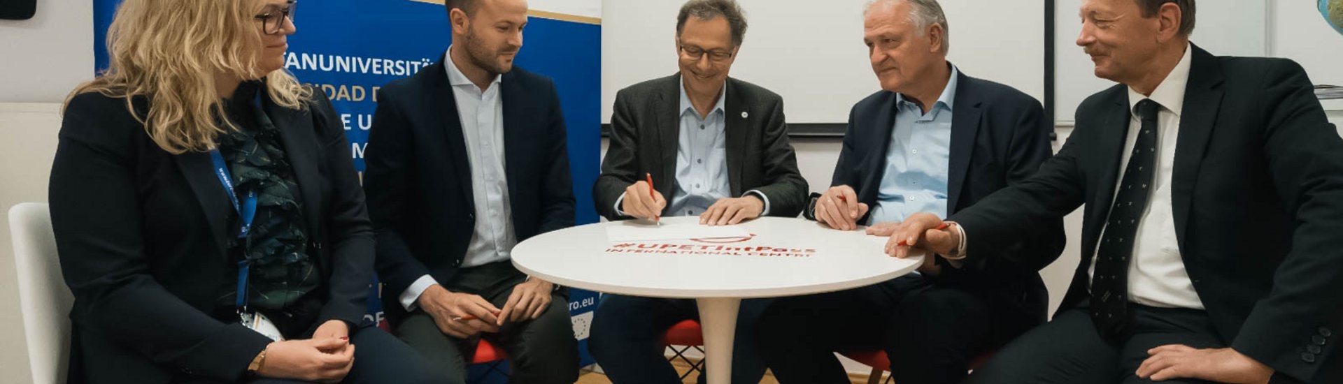 Rektor Wilfried Eichlseder und Vizerektor Peter Moser unterschreiben Vereinbarung.