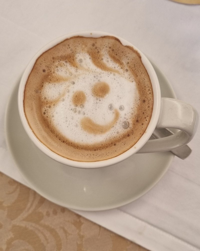 Kaffee mit Schaum und Smiley